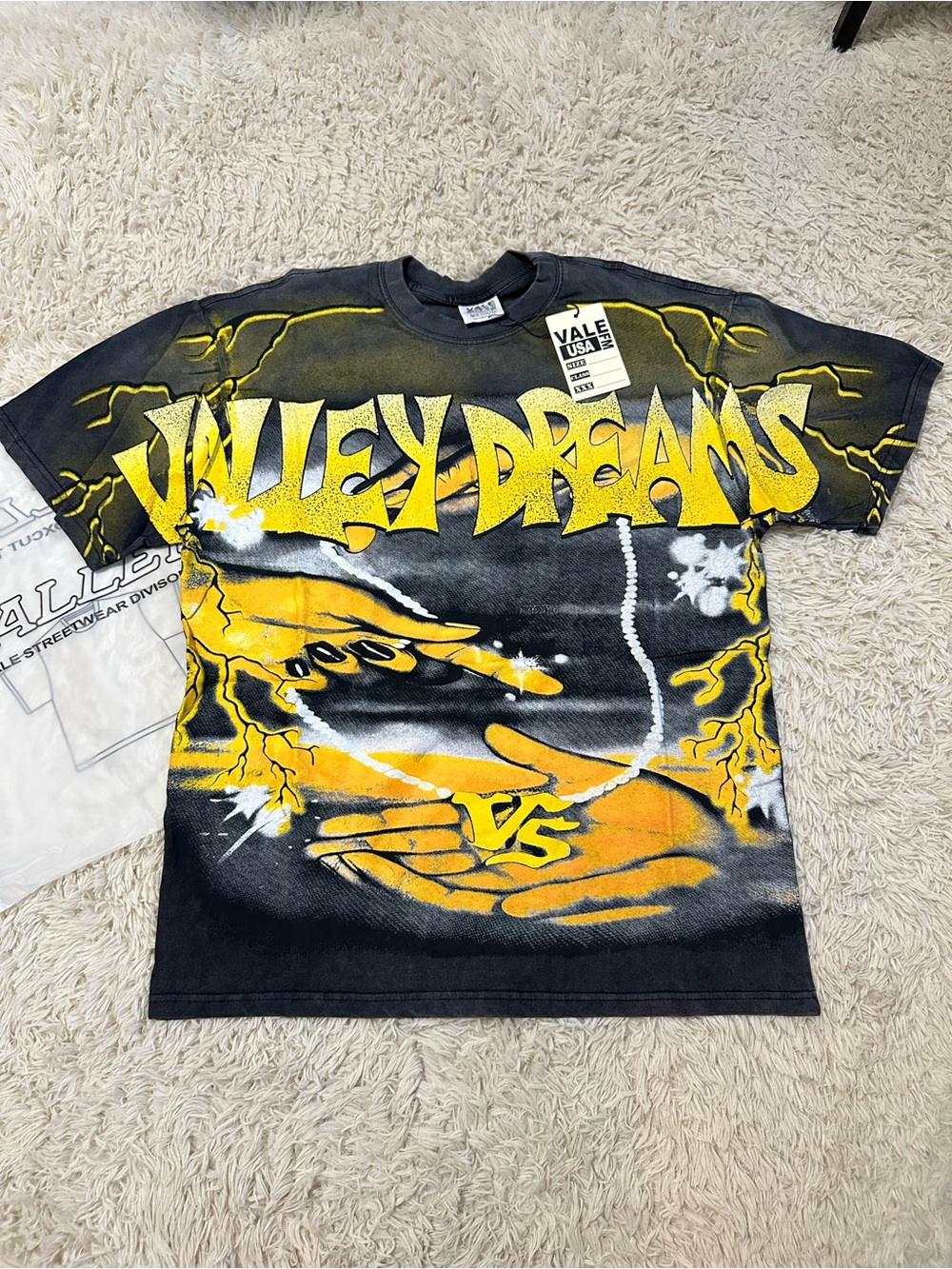 Vale “Valley Dreams” Yellow Lightning Hands Graphic Tee Size Medium New ⚡️💛